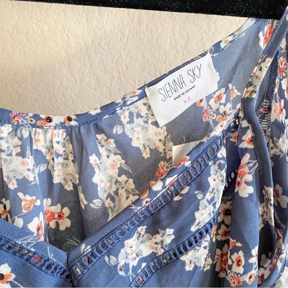 Cold Shoulder Floral Top - Picture 3 of 3